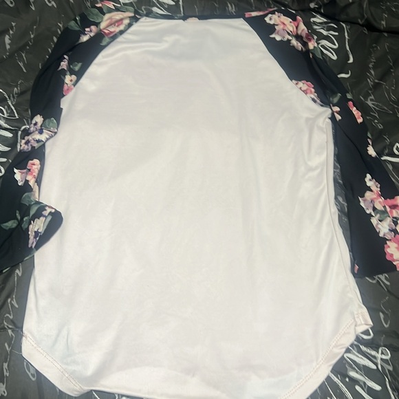 Pale pink floral / roses, baseball tee size medium - Picture 3 of 4
